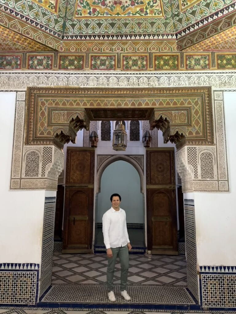 Péricles Rosa posando para uma foto no Palácio Bahia, Marrakech, Marrocos