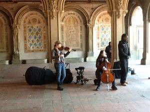 Vários artistas se apresentam "de graça" no Central Park, NYC.