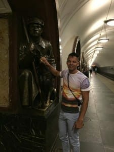 Fazendo um pedido em uma das estátuas das estação de metrô, Moscou.