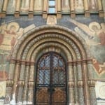 Detalhe da porta de uma das igrejas do Kremlin, Moscou.