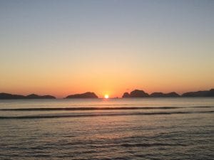 Puesta del sol en Las Cabañas Beach, El Nido.