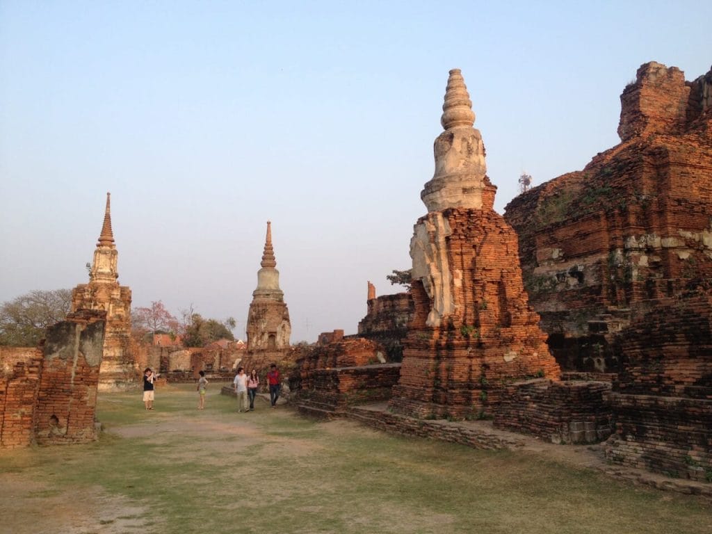 Fim de tarde nas ruínas do templo Wat Phra Mahathat.