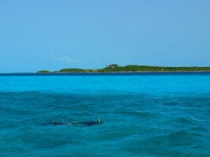 Nuestra guia buscando nuestro aperitivo, Exuma, Bahamas.