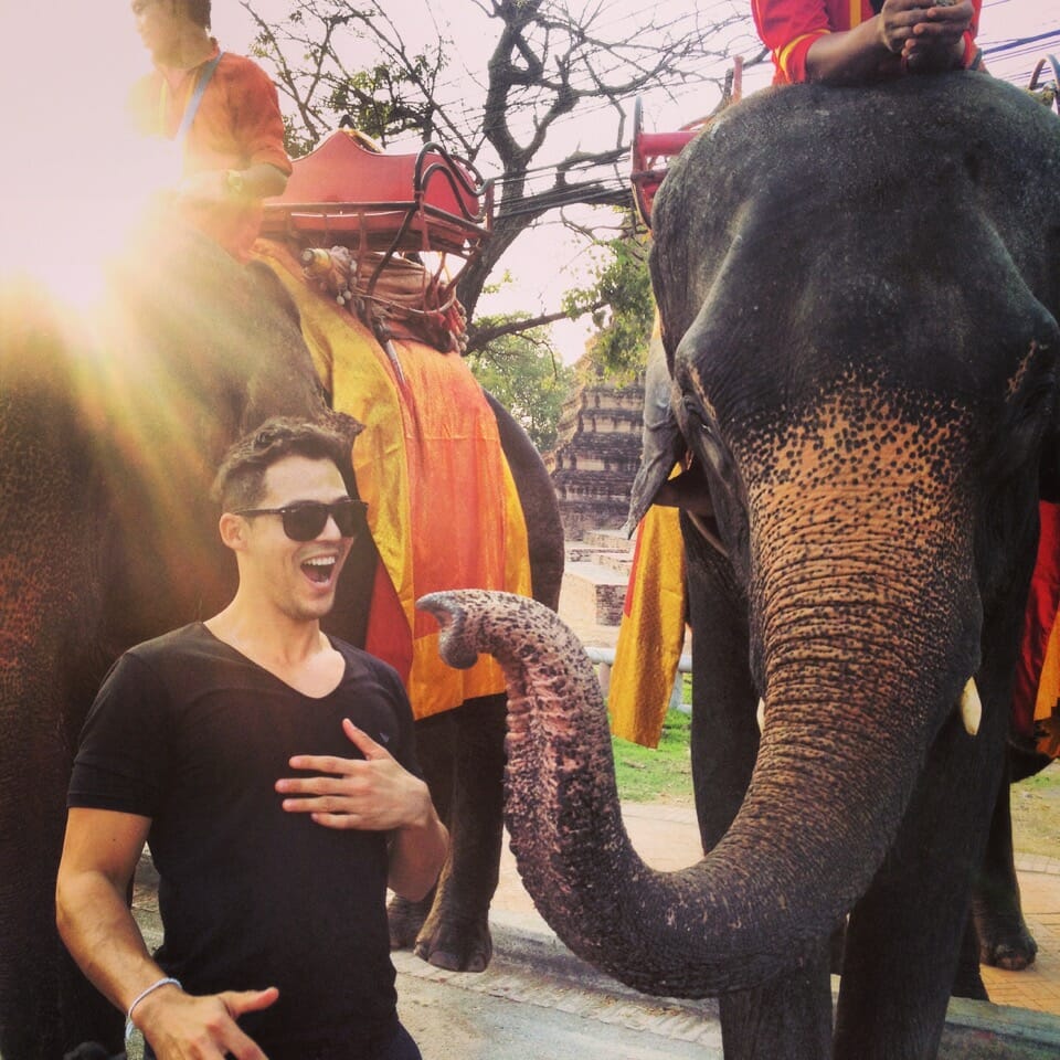 Jugando con los elefantes, Ayutthaya, Tailandia.