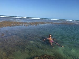 Me sentido o rei da praia numa das piscinas naturais, Praia do Forte, Bahia.