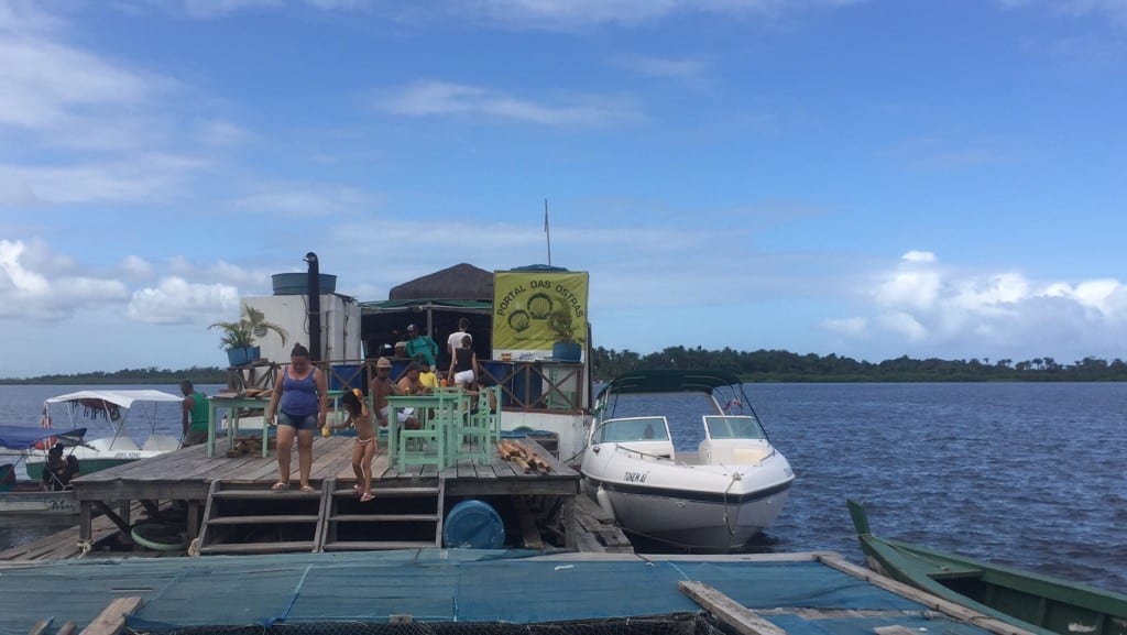 Uma mulher e uma criança andando em um barco parado no meio do rio que é conhecido como Portal das Ostras, Ilha de Boipeba, Bahia