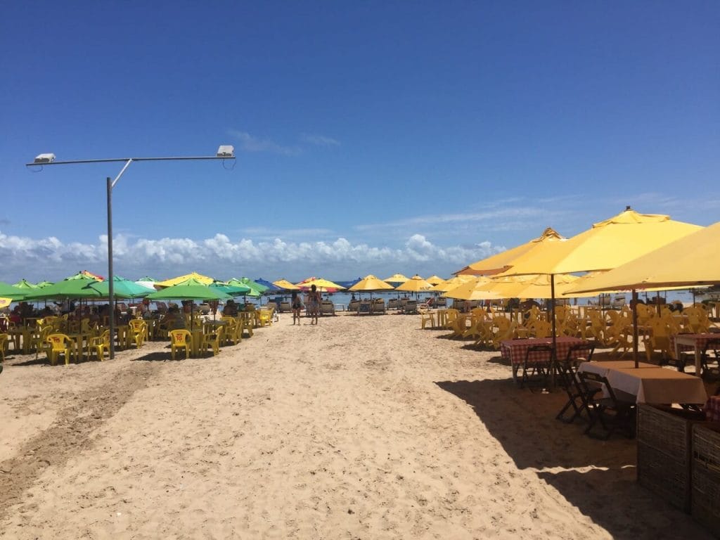 guarda-sóis, mesas e cadeiras na Segunda Praia, Morro de São Paulo, Bahia, Brasil