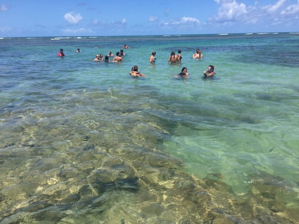 Algunas personas dentro de las piscinas naturales en la Cuarta Playa, Morro de São Paulo, Bahía, Brasil