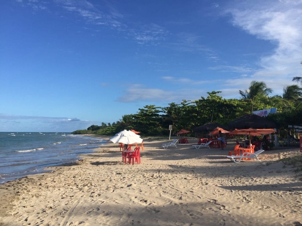 Algumas cadeiras de praia, guarda-sóis e mesas na Praia do Encanto, Morro de São Paulo, Bahia