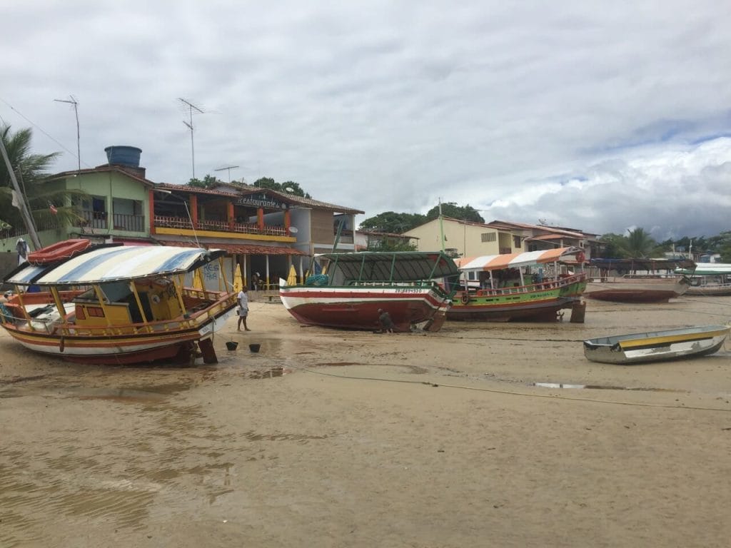 Algunos barcos en la arena de la Playa de Gamboa, Bahia, Brasil