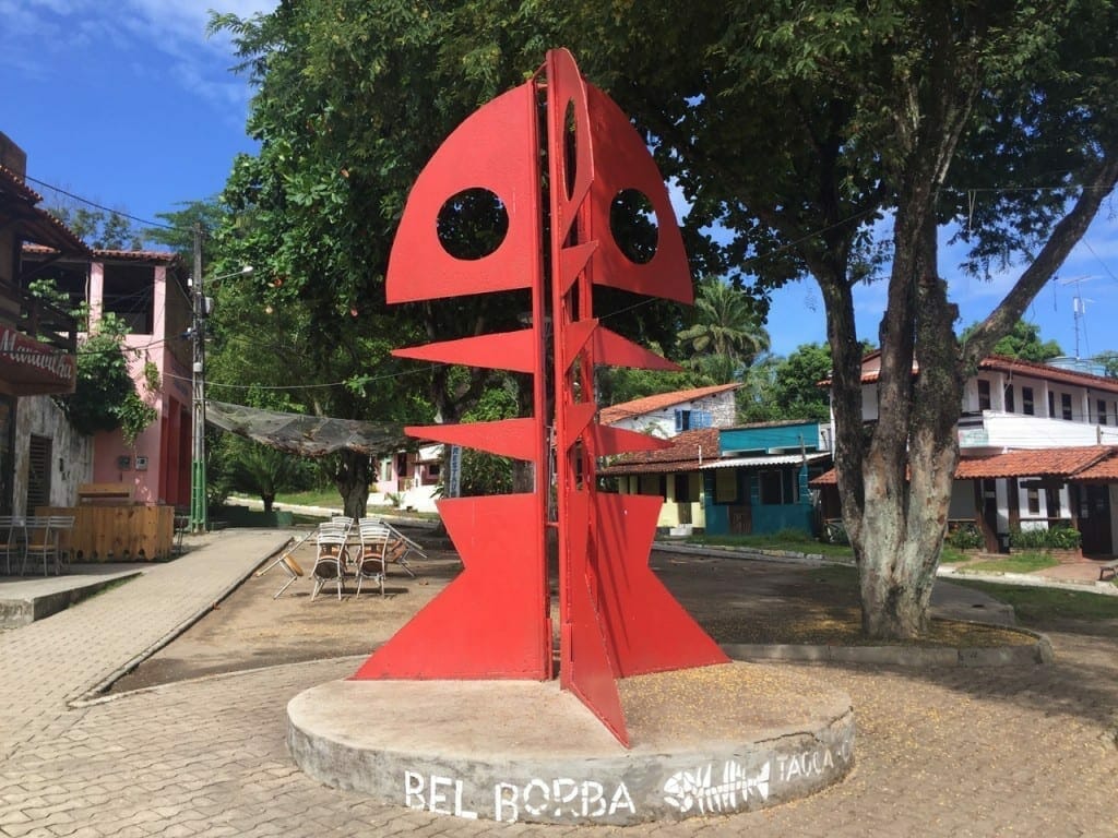 Uma escultura vermelha de ferro em formato de peixe feita pelo artista Bel Borba na vila de Velha Boipeba, Ilha de Boipeba, Bahia, Brasil
