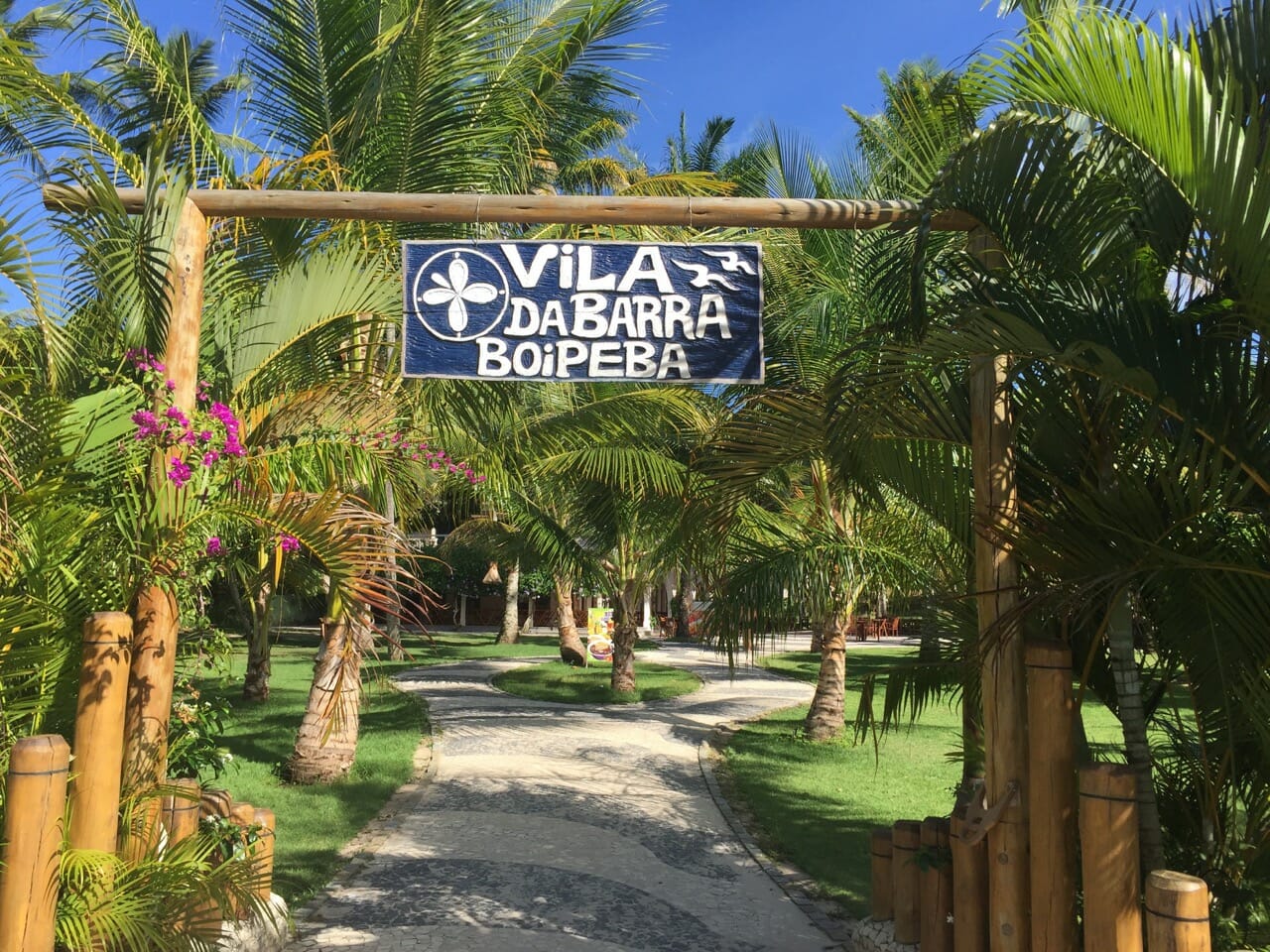 La entrada de Vila da Barra rodeada por cocoteros, Boipeba, Bahia, Brasil