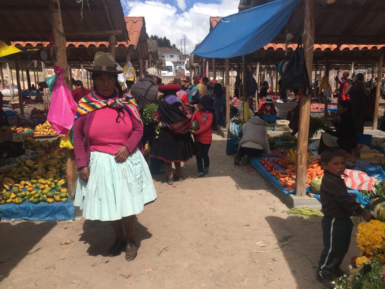 Mujeres de compras en Chinchero, Perú