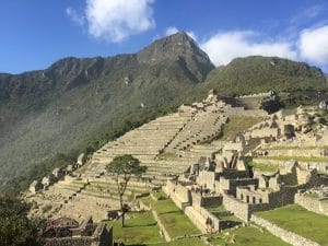 A cidadela com a Montanha Machu Picchu ao fundo.