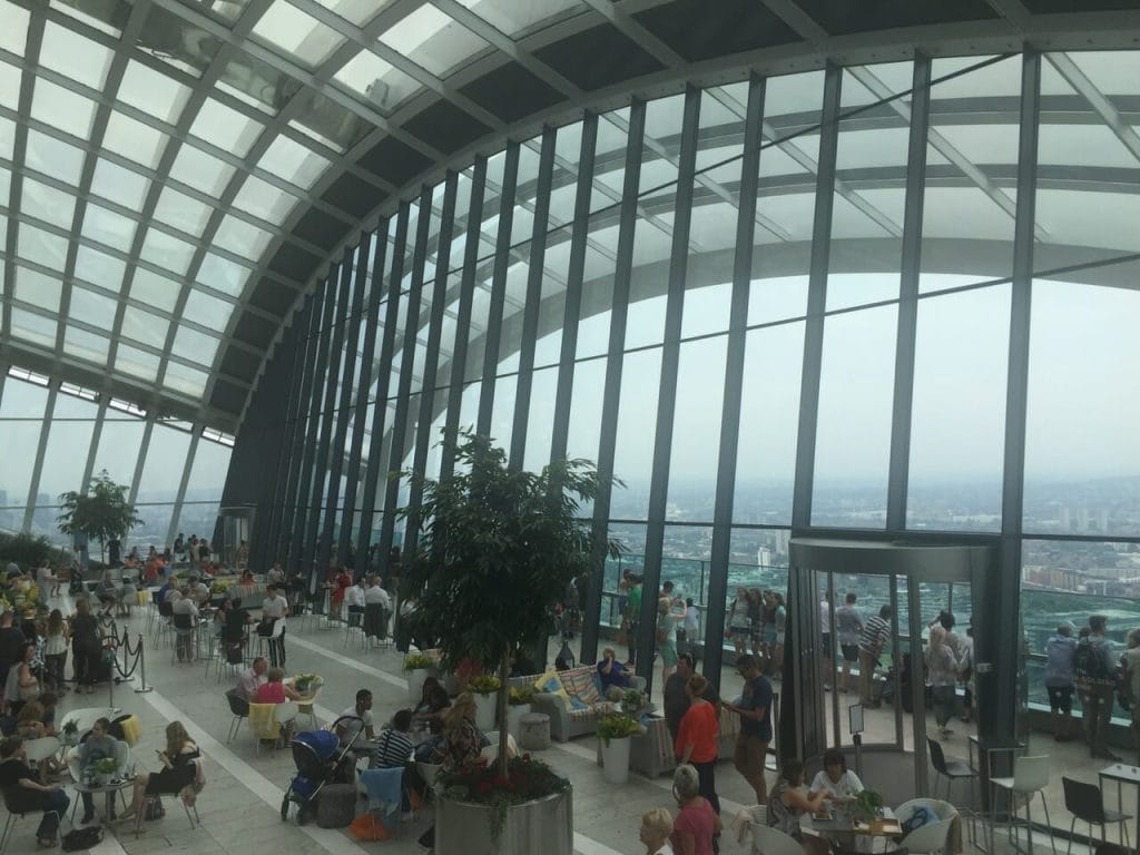 Visitar o Sky Garden deve estar na sua lista do que fazer em Londres, até porque esse é um ponto turístico da cidade que muita gente não conhece