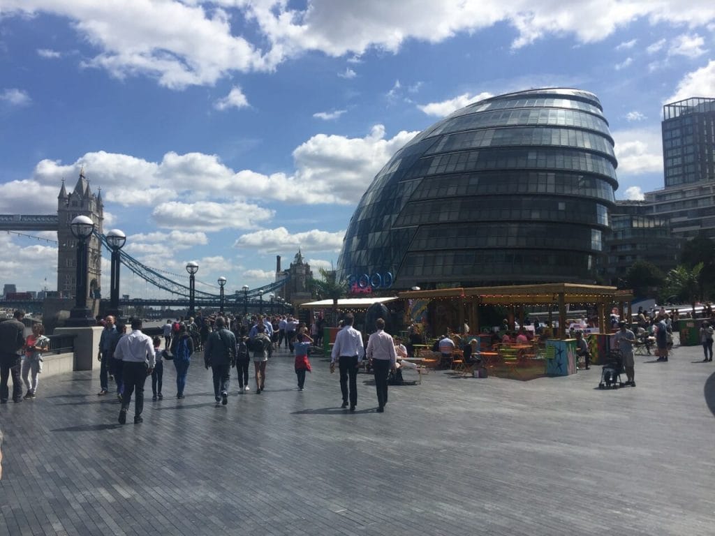 Margens do Rio Tâmisa com destaque para o prédio da prefeitura de Londres.