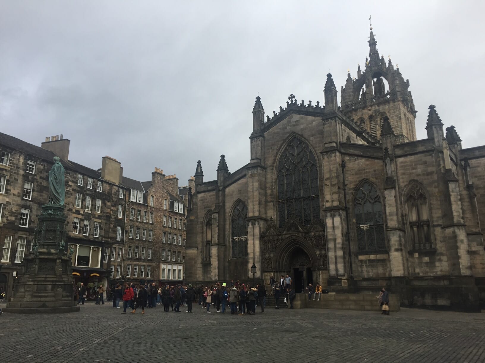 Personas reunidas frente a la Catedral de Saint Gilles, uno de los puntos de interés más importantes de Edimburgo