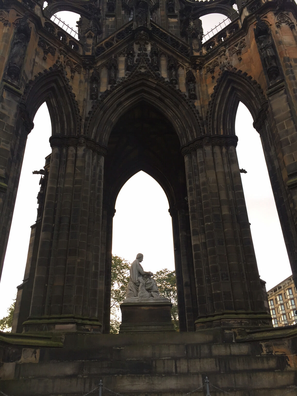 Los arcos en estilo gótico victoriano con una estatua en medio del Monumento a Scott en Edimburgo