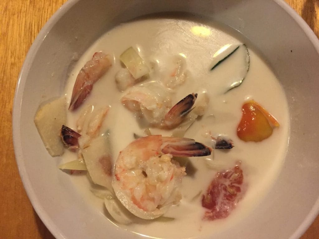 un bowl con una sopa de gambas y leche de coco servido en el restaurante Nee Papaya en Ko Lipe, Tailandia