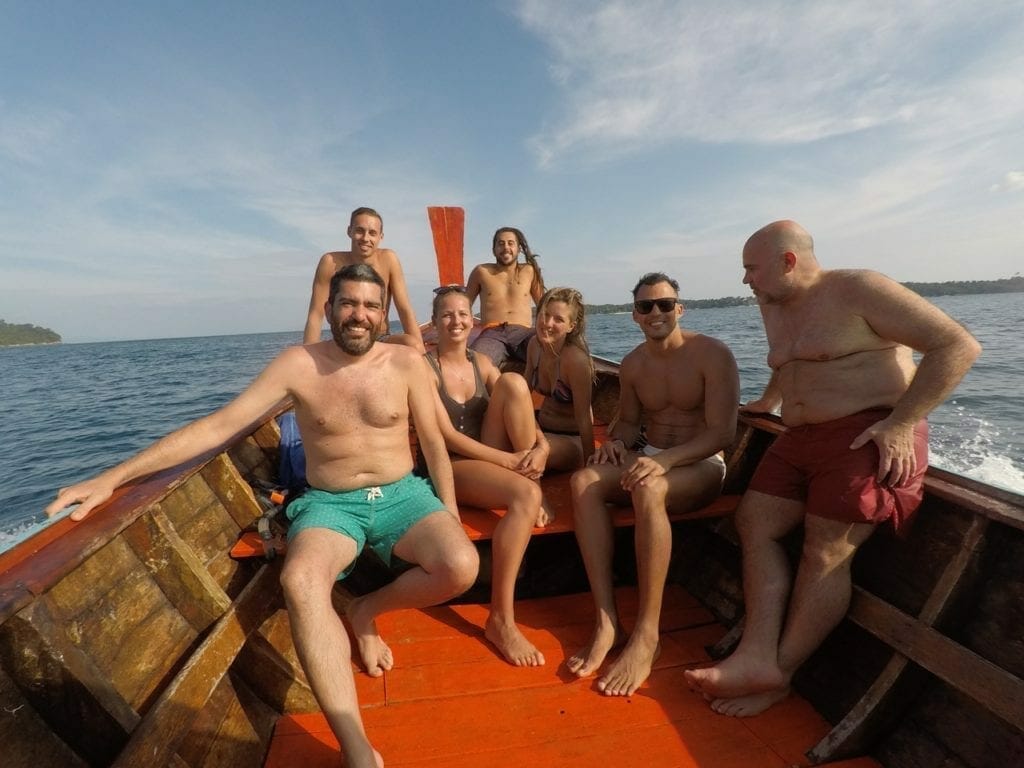 un grupo de turistas en bote tailandes en la isla de Ko Lipe, Tailandia