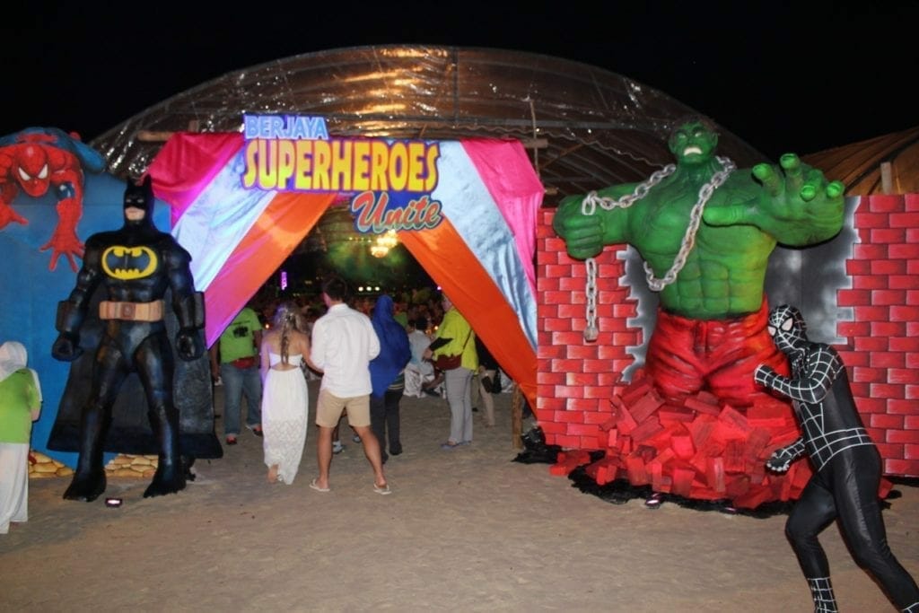 Decoração criada para o réveillon com super heróis infláveis, entre eles o batman, homem-aranha e Hulk. 