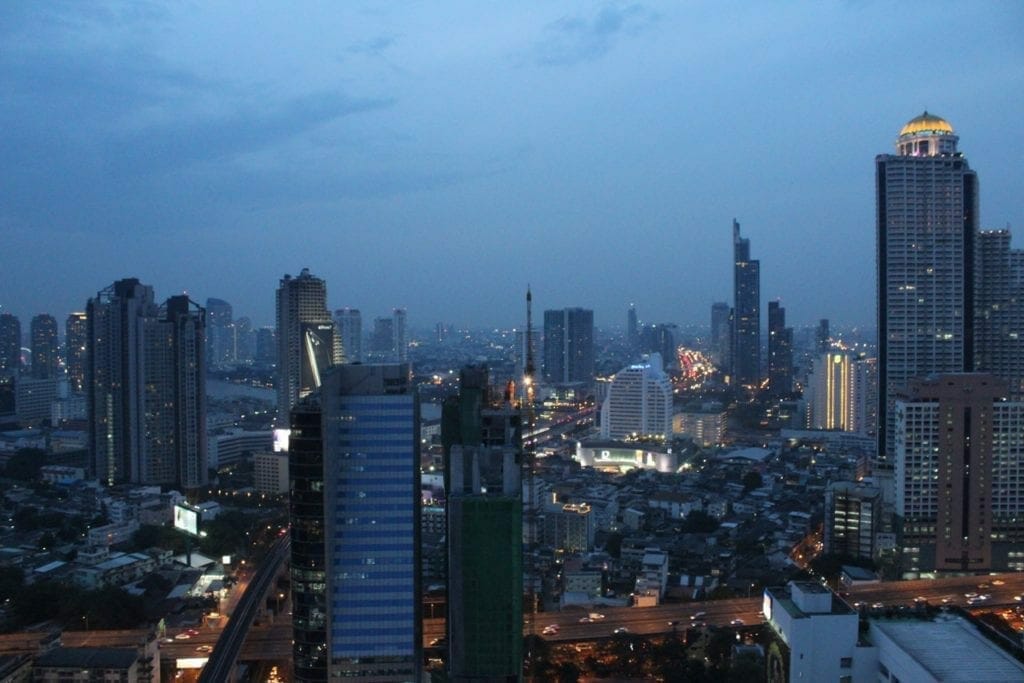 Skyline de Bangkok visto do rooftop do hotel