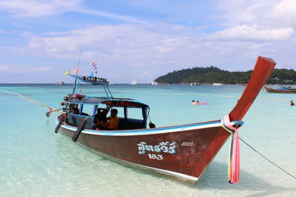 Barco típico tailandês na praia de Sunrise, Koh Lipe, Tailândia