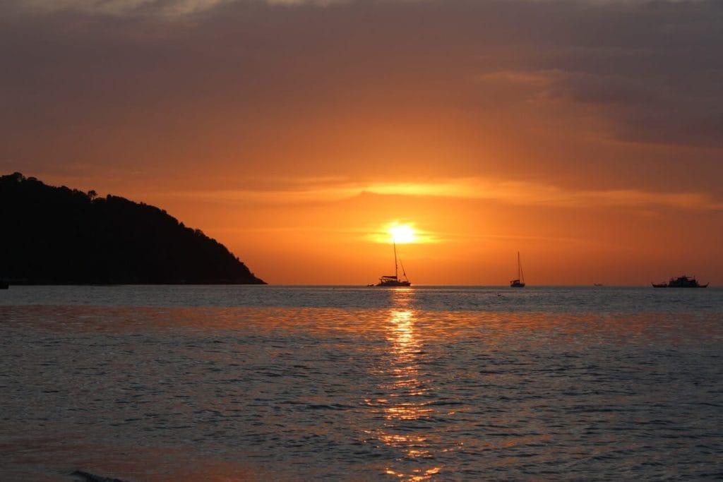 Por do sol em Sunset Beach, Koh Lipe, Tailândia 