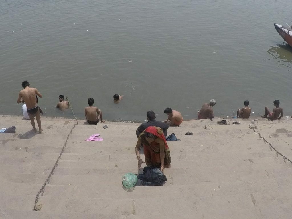 Pessoas tomando banho e lavando roupas nas águas do Rio Ganges