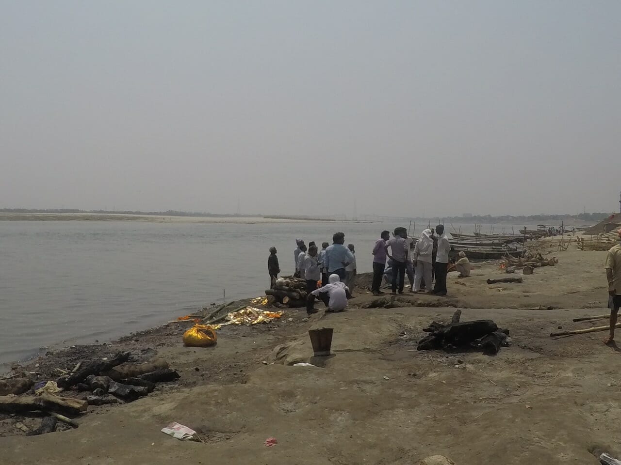 pessoas se reunindo em um dos gaths em Varanasi, onde a cerimônia de cremação dos corpos acontece
