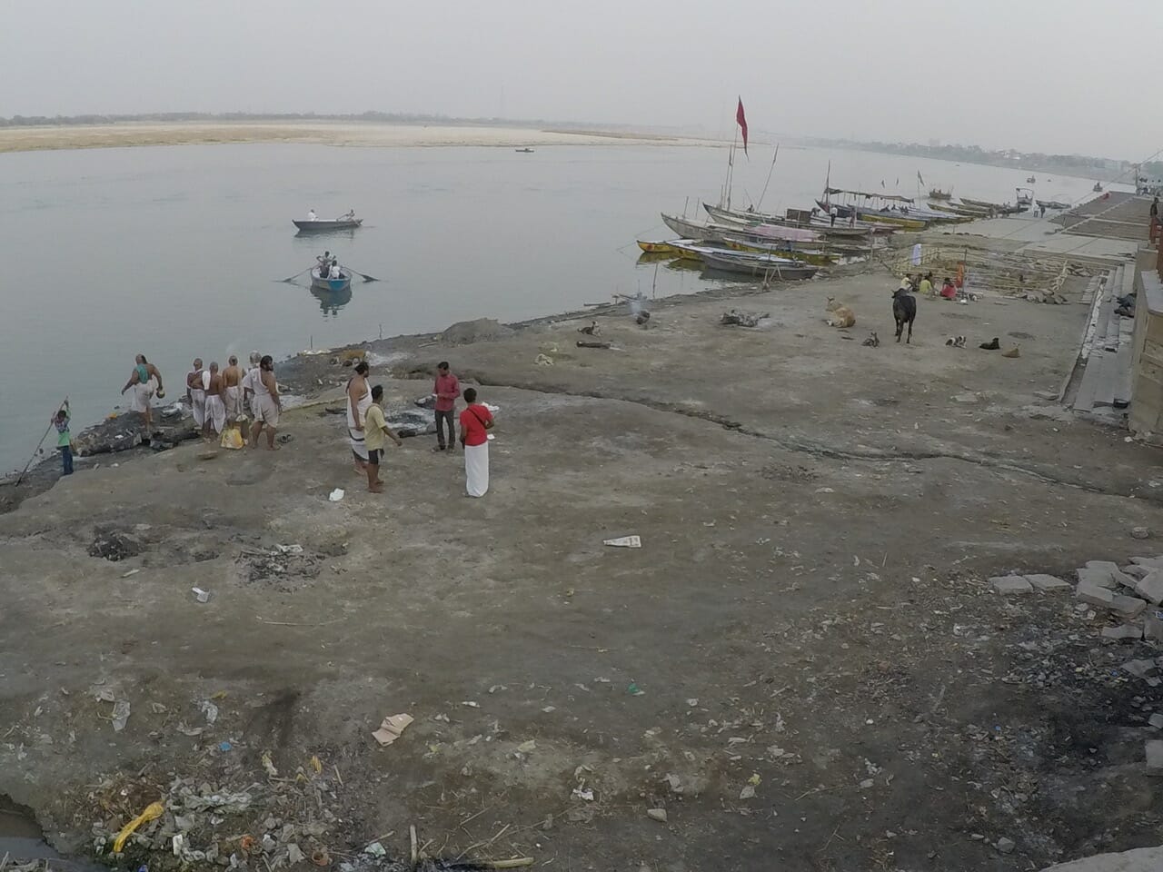 pessoas se reunindo em Harischandra Ghat na margem do rio Ganges, Varanasi