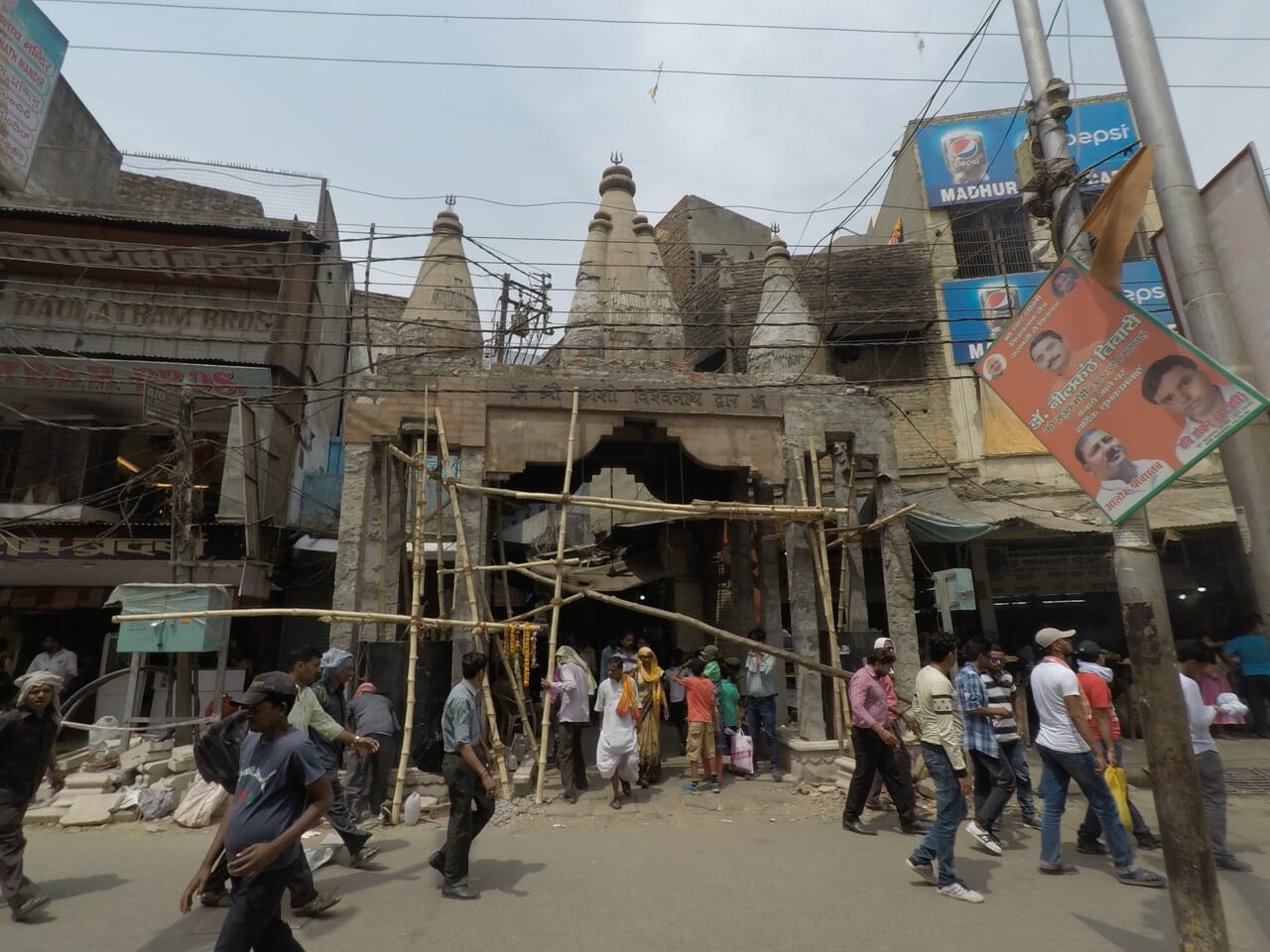 pessoas andando nas ruas de Varanasi