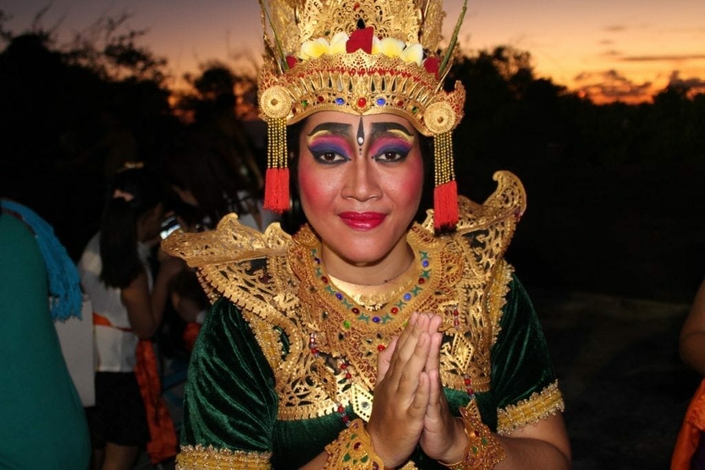 Una bailarina de Kecak vistiendo un traje tradicional de Indonesia con un maquillaje glorioso