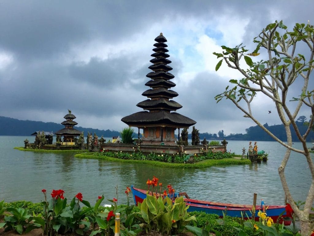 El templo de Ulun Danu Beratan y su pagoda budista en estilo indonesio rodeado por el agua del lago Bratan, Bali.