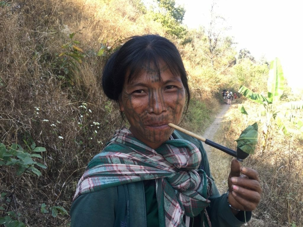 gastos de viagem em Myanmar mulheres com rosto tatuado
