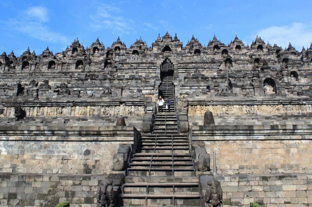 Una escalera y algunas de las 73 estupas perforadas en forma de campana, que contienen una imagen de Buda dentro de cada una