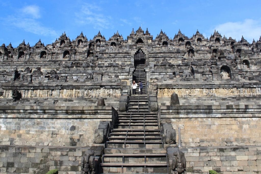 Uma escadaria e algumas das 73 stupas em forma de sino perfuradas, contendo uma imagem de Buda dentro de cada uma