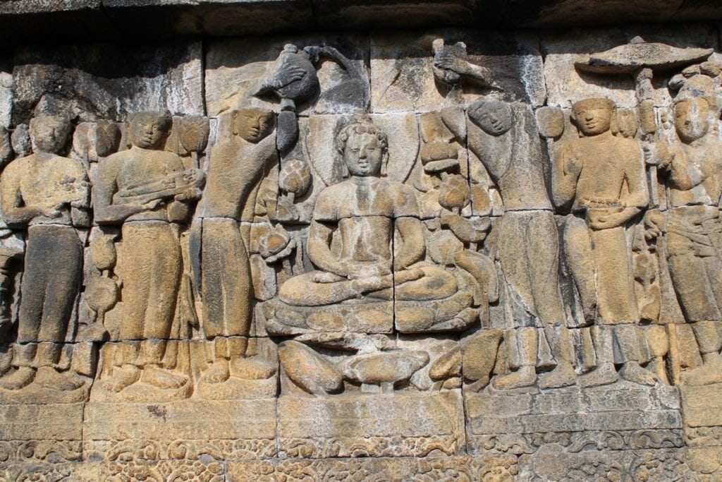 Painel de pedra em relevo presente num dos corredores contanto a história de Buda.