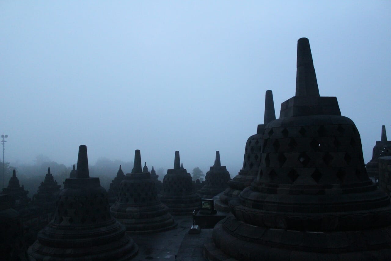 Al reservar un recorrido para ver el amanecer en Borobudur, los visitantes deben estar en el hotel Manohara muy temprano en la mañana y no pueden ver nada, solo las estupas del templo