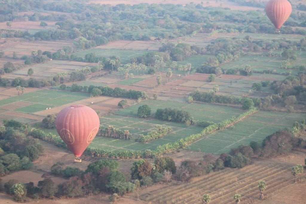 Voando de balão sobre a área rural de Bagan