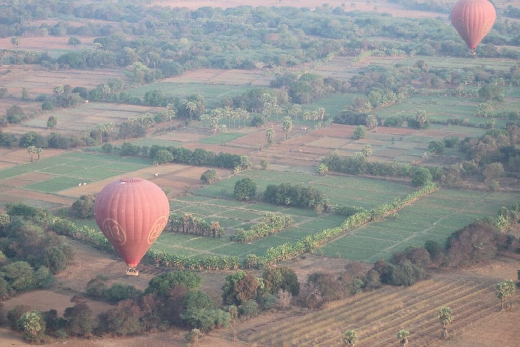 Voando de balão sobre a área rural de Bagan