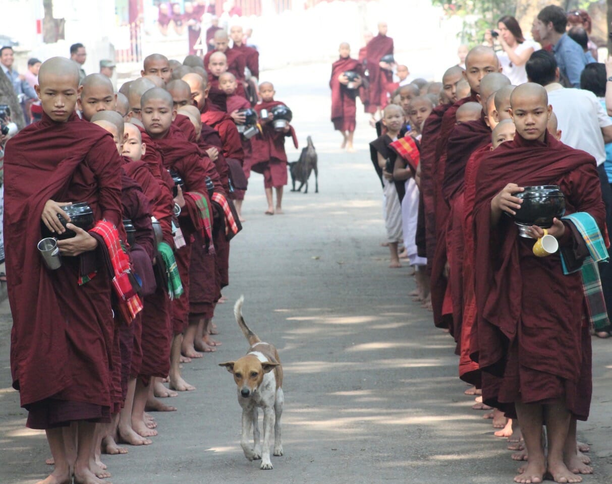 Monges em Amarapura, outra antiga capital de Myanmar