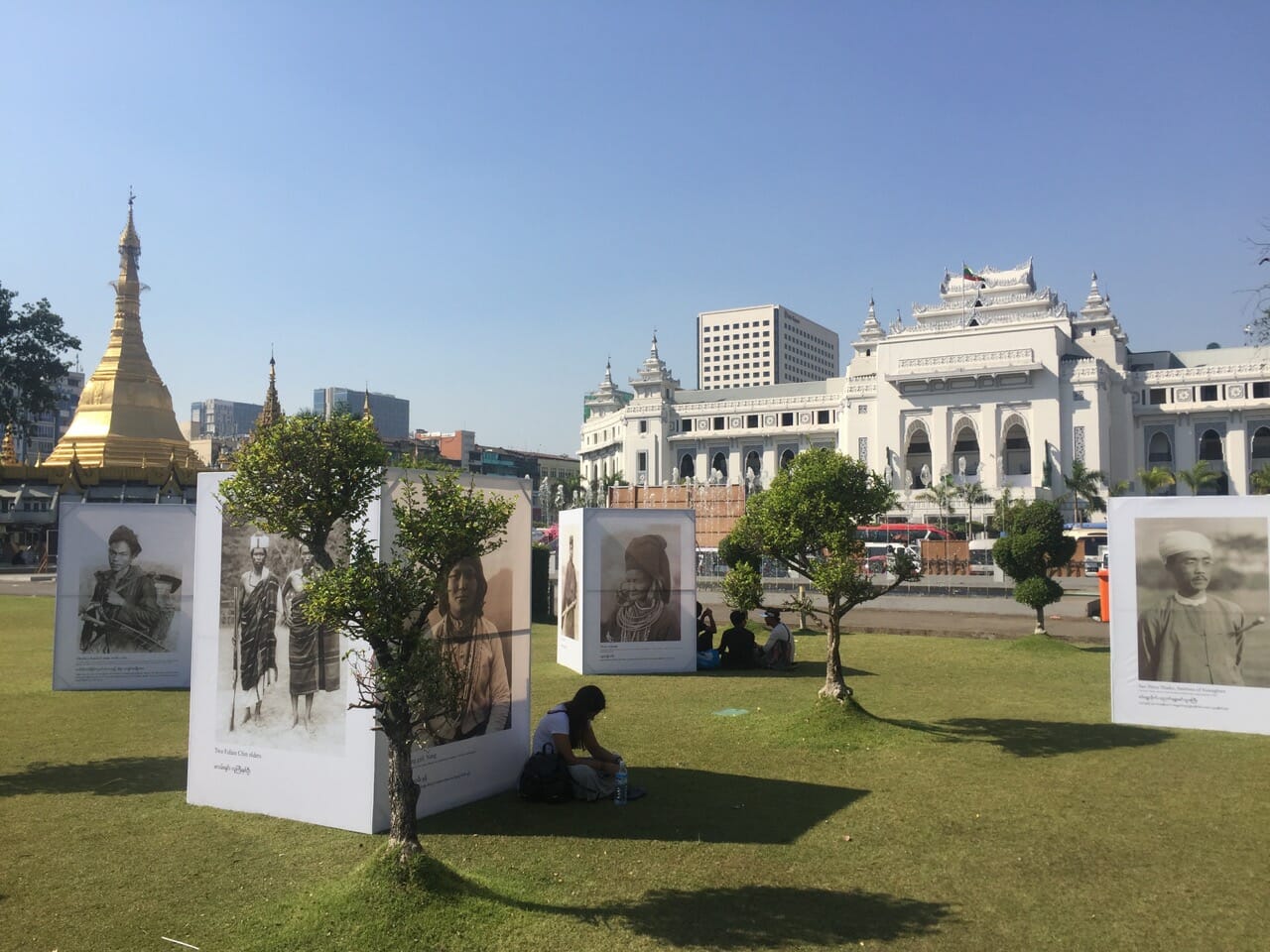 Sule Pagoda y el edificio del ayuntamiento visto desde Maha Bandula Garden