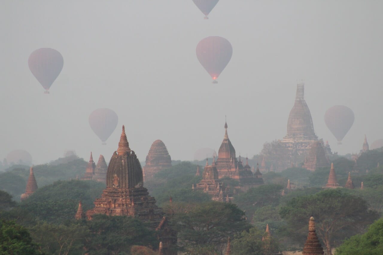 Balões voando sobre a cidade de Bagan