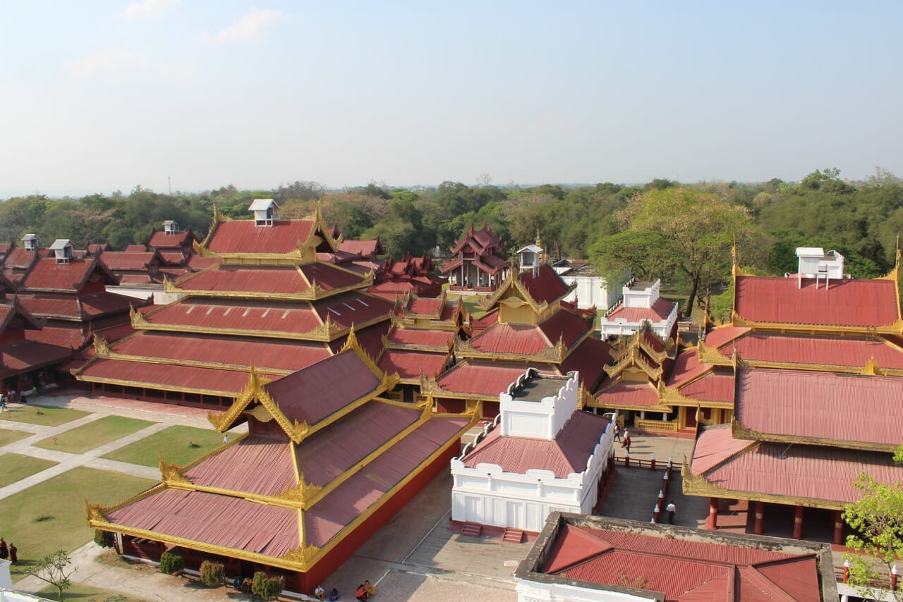 Alguns dos pavilhões do Mandalay Palace, com seus telhados em estilo Pyatthat tradicional (torres de madeira de tamanho decrescente)