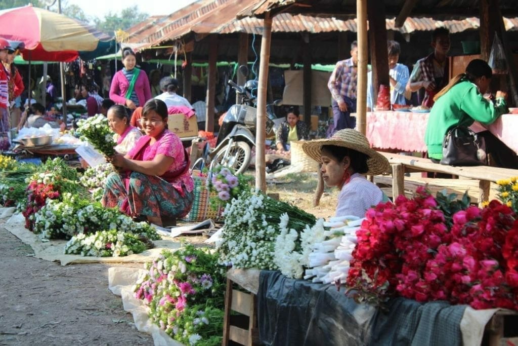 Mulheres vendendo flores em uma feira próxima ao Lago Inle, Mianmar