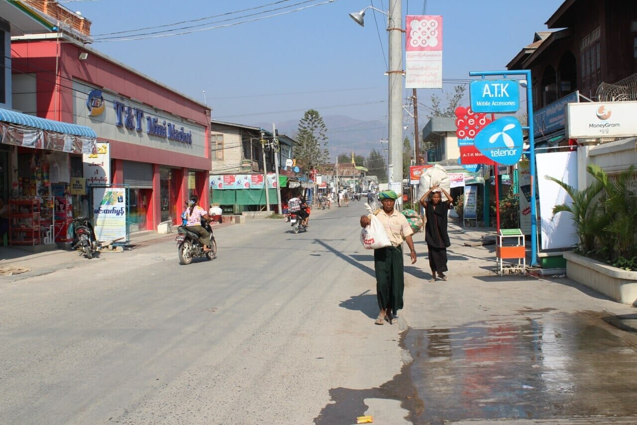 Rua principal de Nyaung Shwe, Myanmar