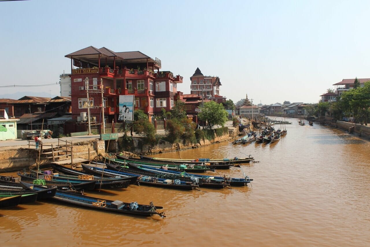 Algumas casas de barcos na beirada do Lago Inle, Myanmar