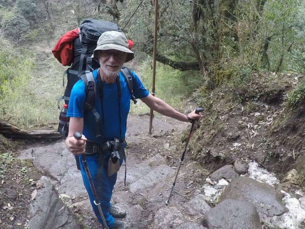 Um homem de 75 anos fazendo o Poon Hill trek no