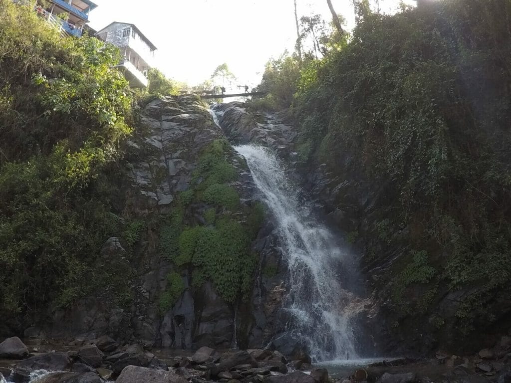 Cachoeira embaixo de uma ponte suspensa em Tikhedhunga